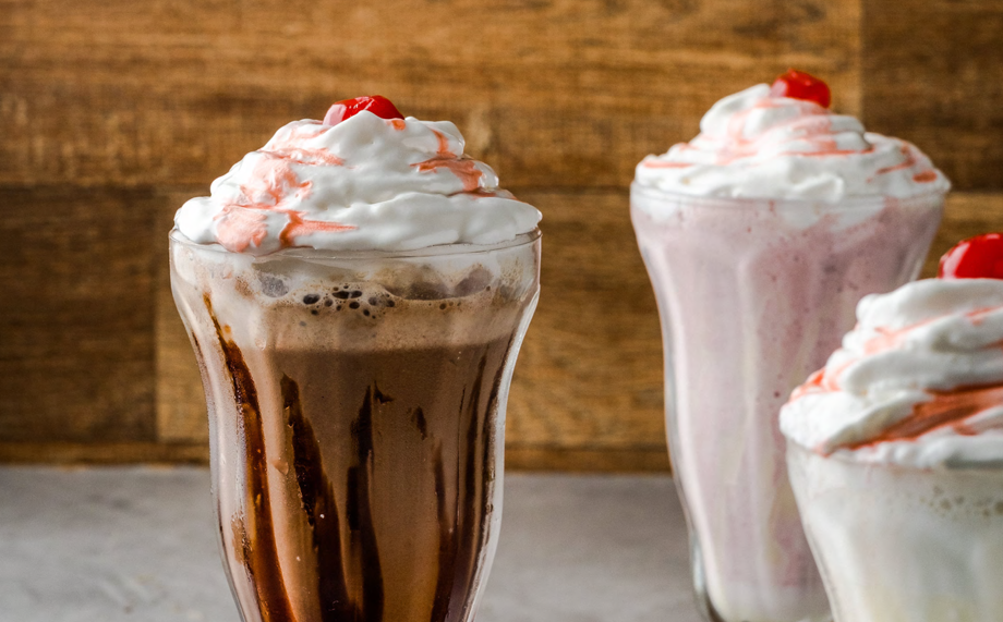 Milkshakes variados com chantilly
