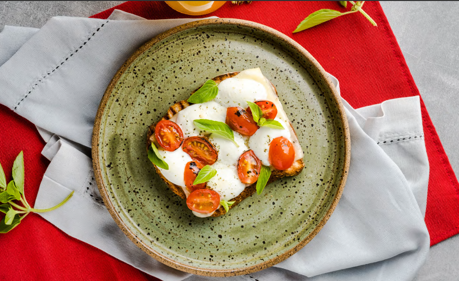 Toast caprese com mussarela e tomate